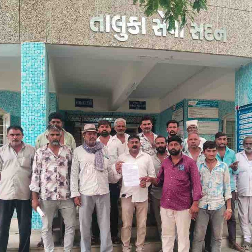 લાલપુરમાં ઘાસચારાની અછતને લઈ માલધારી સમાજની રજૂઆત:પશુઓ માટે તાત્કાલિક ઘાસચારાની માંગ સાથે મામલતદારને આવેદનપત્ર