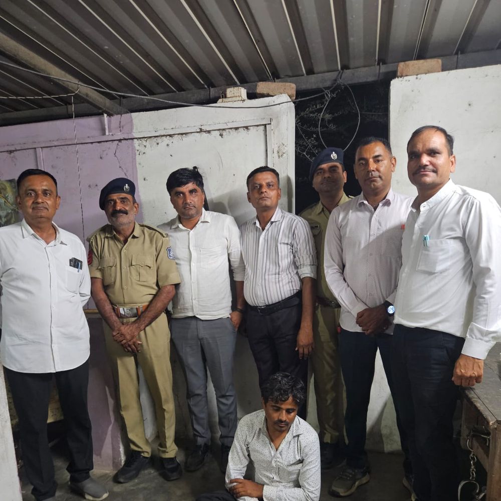 ગુંદરી ચેકપોસ્ટ પર લક્ઝરી બસમાંથી 1.946 કિલો ગાંજો ઝડપાયો
