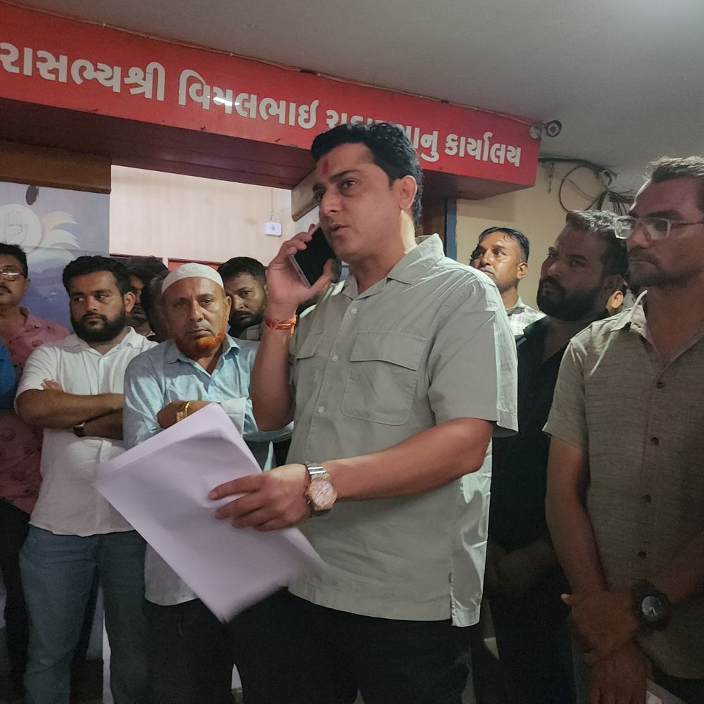 સોમનાથમાં RTOની કાર્યવાહી સામે રીક્ષા ચાલકોનો વિરોધ:200થી વધુ ચાલકો ધારાસભ્ય વિમલ ચુડાસમાને મળ્યા, ખોટી હેરાનગતિ નહીં કરવાની RTOની ખાતરી