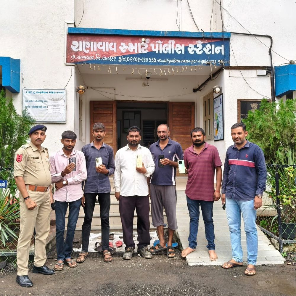 રાણાવાવ પોલીસે પાંચ ખોવાયેલા મોબાઇલ શોધી પરત કર્યા:CEIR પોર્ટલની મદદથી રૂ. 90,200ના ફોન માલિકોને સોંપાયા
