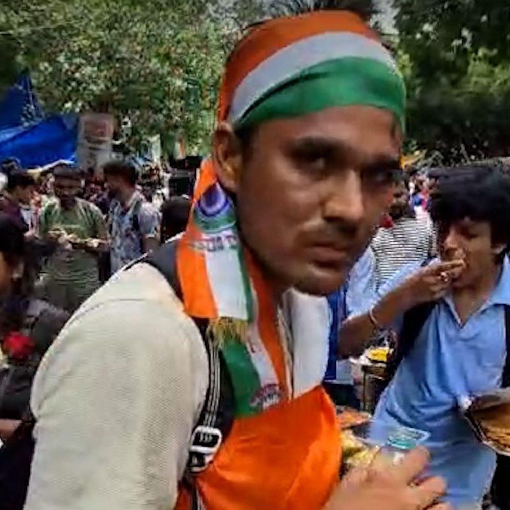 દિલ્હીના CJPના આંદોલનકારીએ તિરંગો લપેટ્યો:માથાથી લઈને આખા શરીર પર તિરંગામાં લપેટાયેલો જોવા મળ્યો