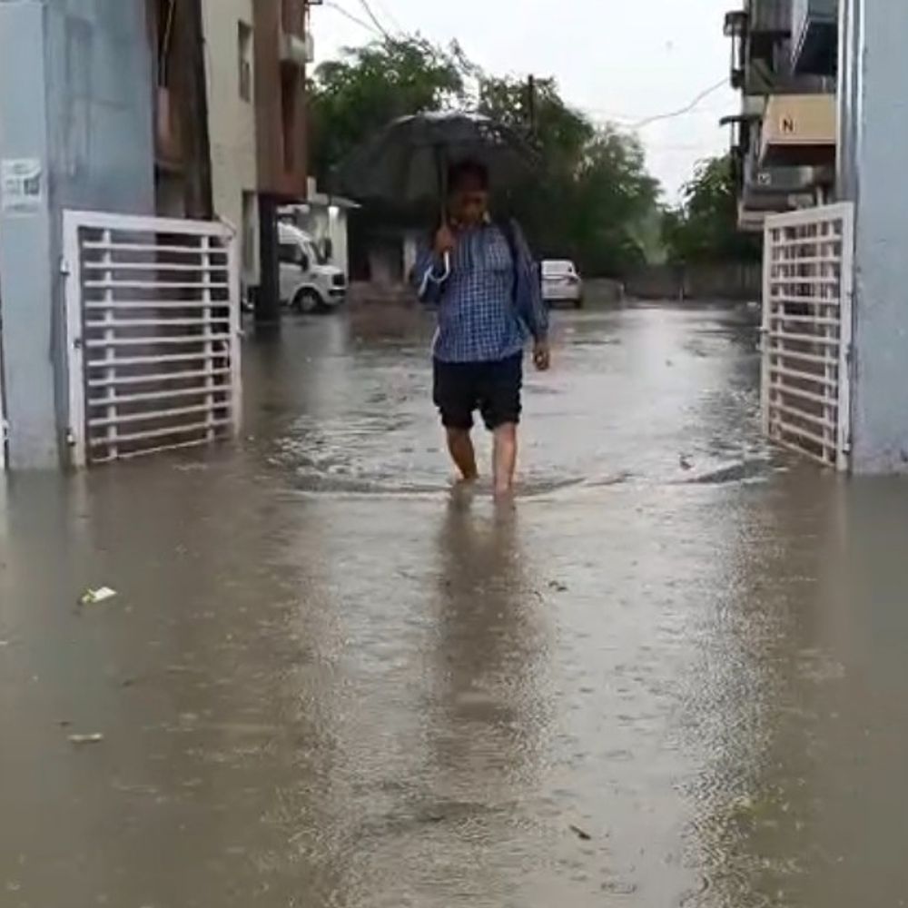 ભારે વરસાદથી વડોદરામાં બાજવા ગામ જળમગ્ન બન્યા:ઘરો-દુકાનોમાં ઘૂસ્યા પાણી, ગ્રામજનોએ કાયમી ઉકેલની કરી માંગ