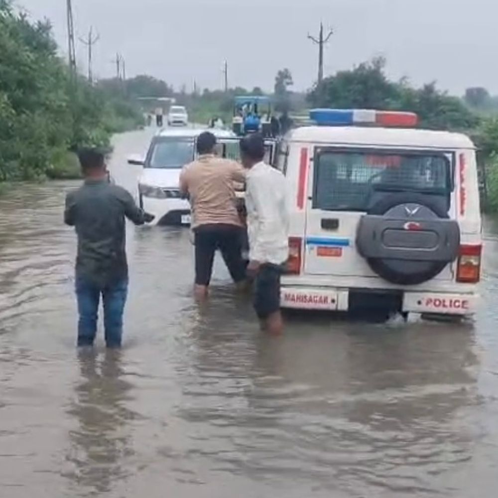 મહીસાગરમાં ધોધમાર વરસાદ, 4 માર્ગો બંધ:કલેક્ટરે સ્થિતિની સમીક્ષા કરી, ધારાસભ્યએ રસ્તો ખુલ્લો કરાવ્યો