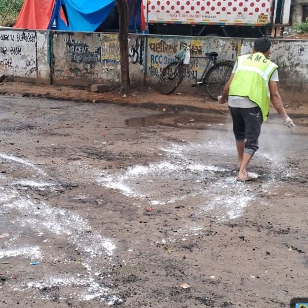 વરસાદ ધીમો પડતા AMC એક્શનમાં:બોપલ-ઘુમા સહિત 19 સોસાયટીઓ સિવાય તમામ જગ્યાએથી પાણીનો નિકાલ, સફાઈ અને ફોગિંગ યુદ્ધના ધોરણે શરૂ