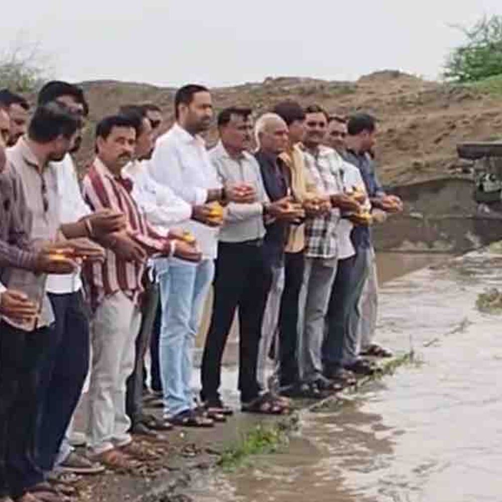 અમરેલીમાં ભારે વરસાદ: ગામડે ગામડે જળ વધામણાં કાર્યક્રમ:દેવભૂમિ દેવળિયામાં મંત્રી કૌશિક વેકરિયાએ તળાવમાં નવા નીરના વધામણાં કર્યા