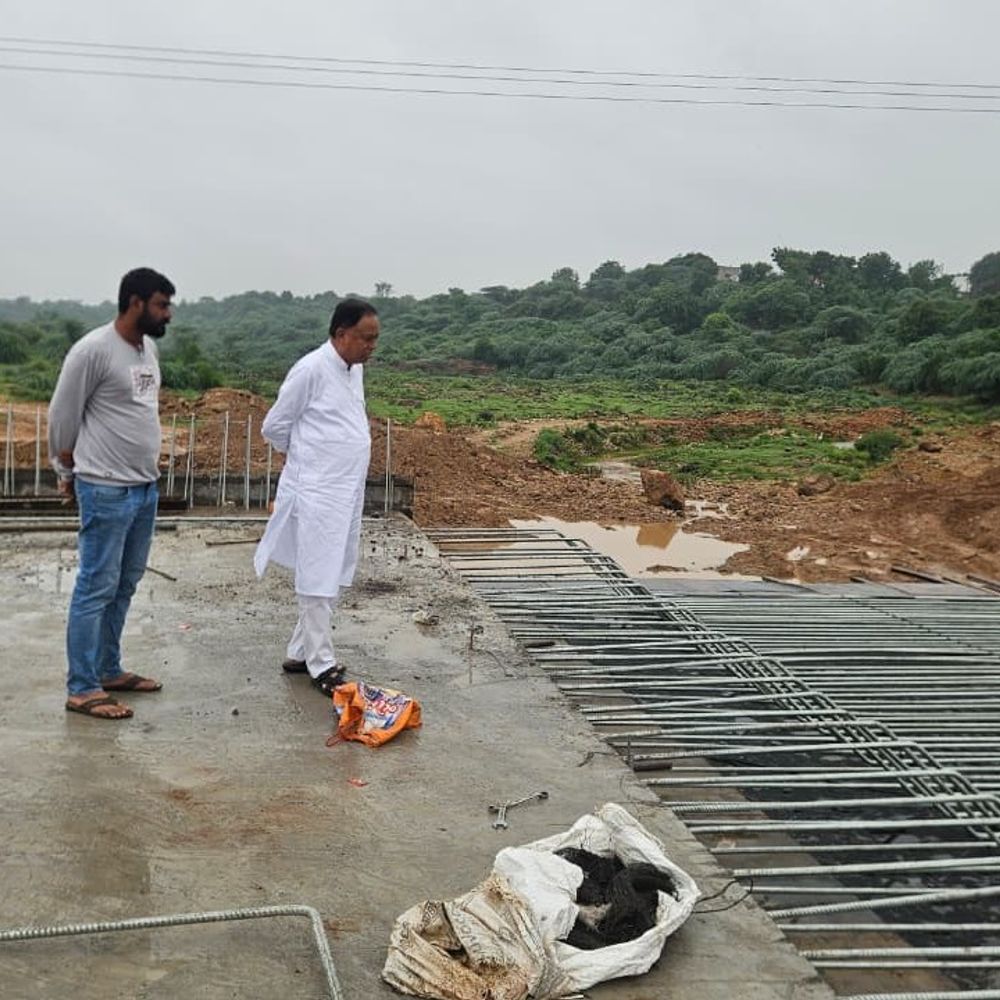 હિંમતનગર બાયપાસ બ્રિજ પર પાણી ભરાયા:ધારાસભ્ય વી.ડી. ઝાલાએ સ્થળ નિરીક્ષણ કરી સૂચના આપી