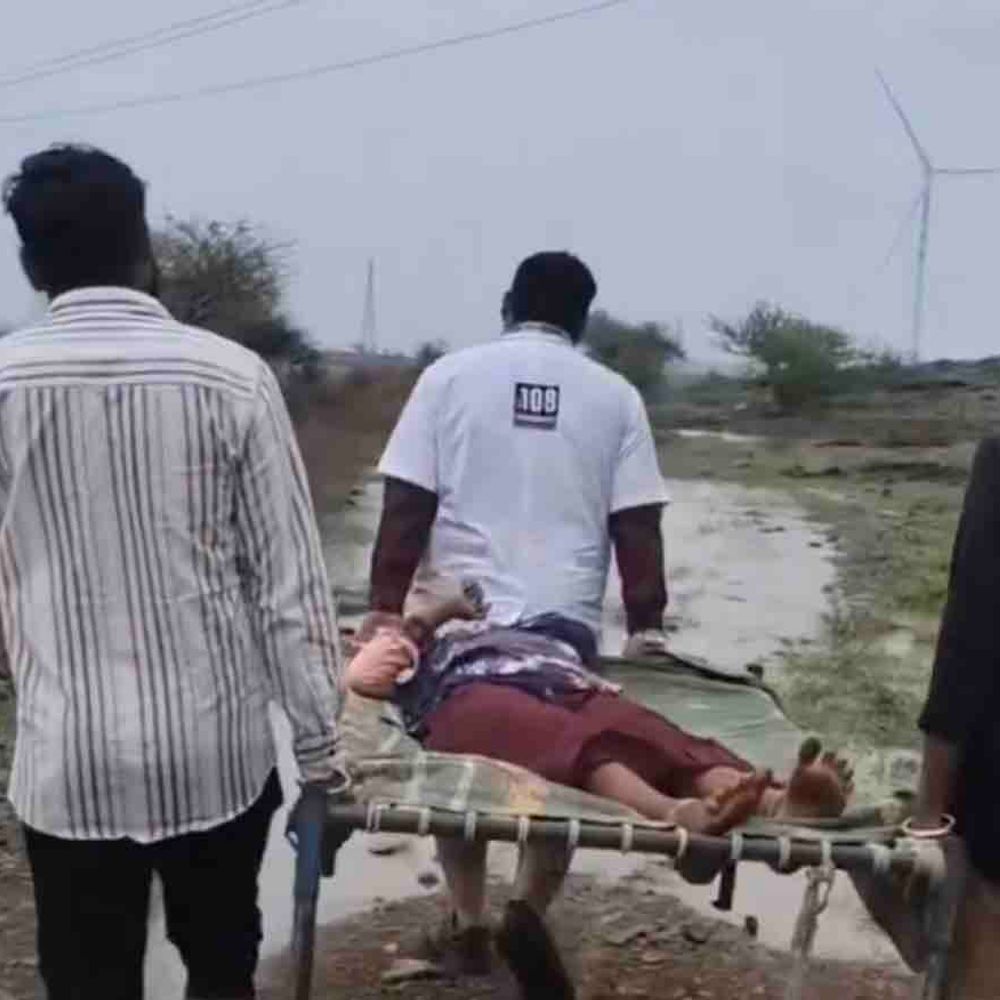 108 ટીમે વરસાદમાં રસ્તા પર પ્રસૂતિ કરાવી:લાલપુરના ગલા ગામમાં સગર્ભાની સુરક્ષિત ડિલિવરી