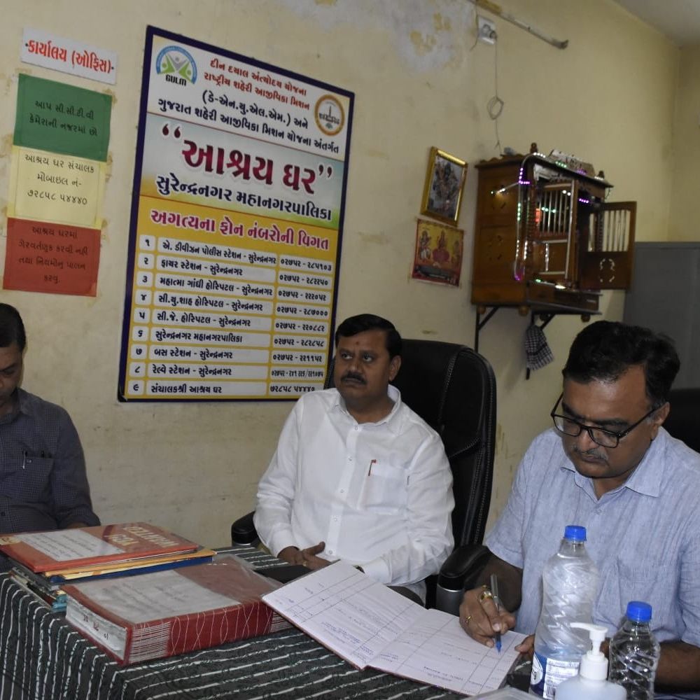 સુરેન્દ્રનગર આશ્રય ઘરની મુલાકાત, સુવિધાઓની સમીક્ષા:નાયબ મુખ્ય દંડક અને કલેક્ટરે સ્થળાંતરિતોની સુખાકારી સુનિશ્ચિત કરવા સૂચના આપી
