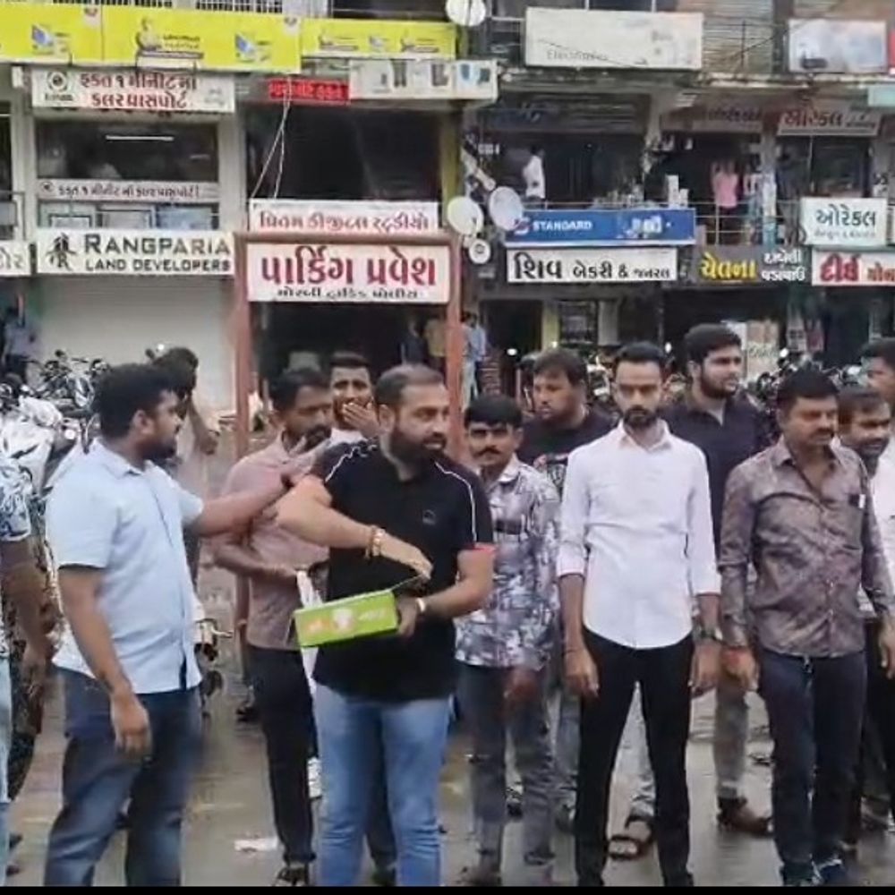 મોરબીમાં AAPએ ધર્મેન્દ્ર પ્રધાનના રાજીનામાની ઉજવણી કરી:નવા બસ સ્ટેન્ડ પાસે ફટાકડા ફોડી યુવાનોની જીત ગણાવી