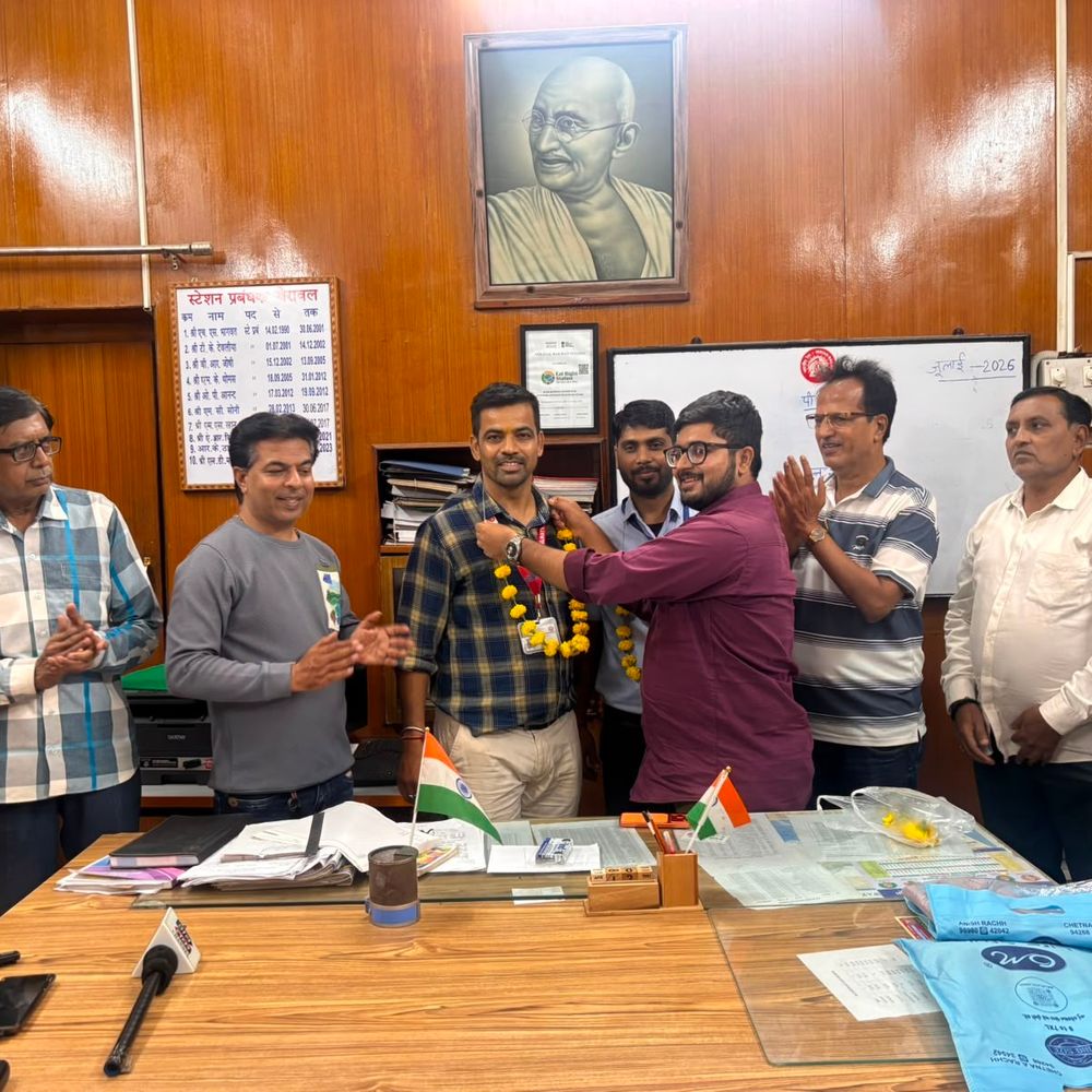 લોકો પાયલટની સતર્કતાથી સિંહનો જીવ બચ્યો:સાસણ ટ્રેક પર ઇમરજન્સી બ્રેક લગાવી ટ્રેન રોકી, સન્માન કરાયું