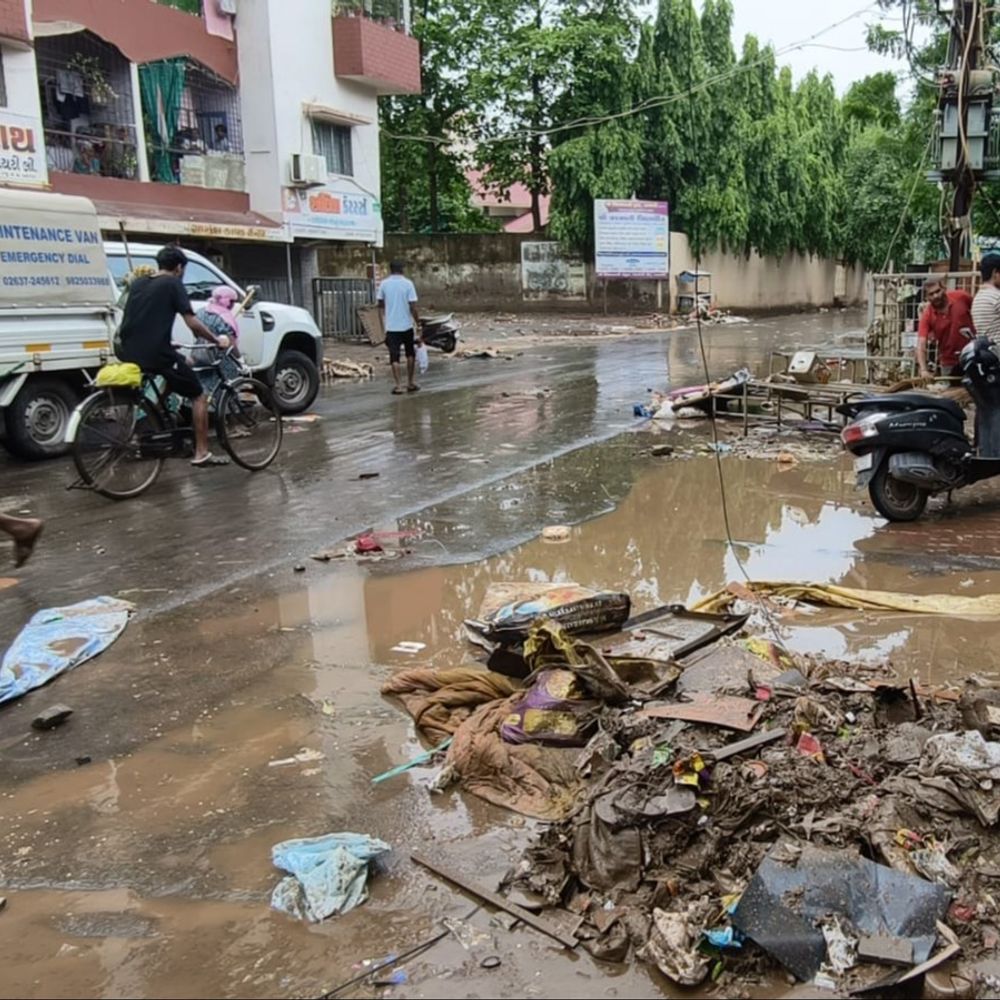 'આખા જીવનની પૂજી આ પાણીમાં ગરકાવ થઈ ગઈ...':'હવે લાગતું નથી કે અમે કંઈ ભેગું કરી શકીએ'; નવસારીના અનેક વિસ્તારોમાં પુર બાદની તારાજીનો ચિતાર