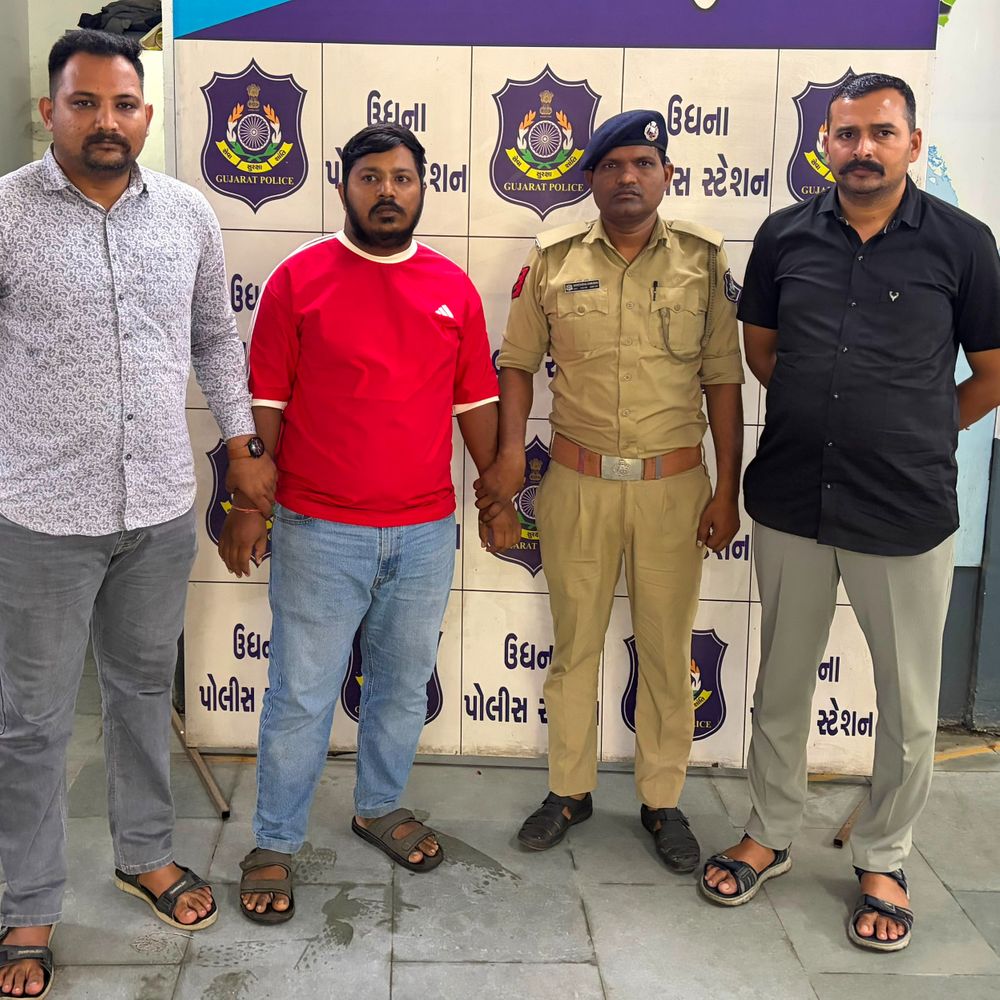 20 હજારના કર્મચારીએ ડુપ્લિકેટ પેઢી બનાવી 1.80 કરોડ ચાઉં કર્યા:નકલી પેઢી બનાવી ફ્રોડના પૈસાથી આલિશાન ઘર, નવસારીમાં જમીન, કાર અને પત્ની-માતા માટે સોનું ખરીદ્યું