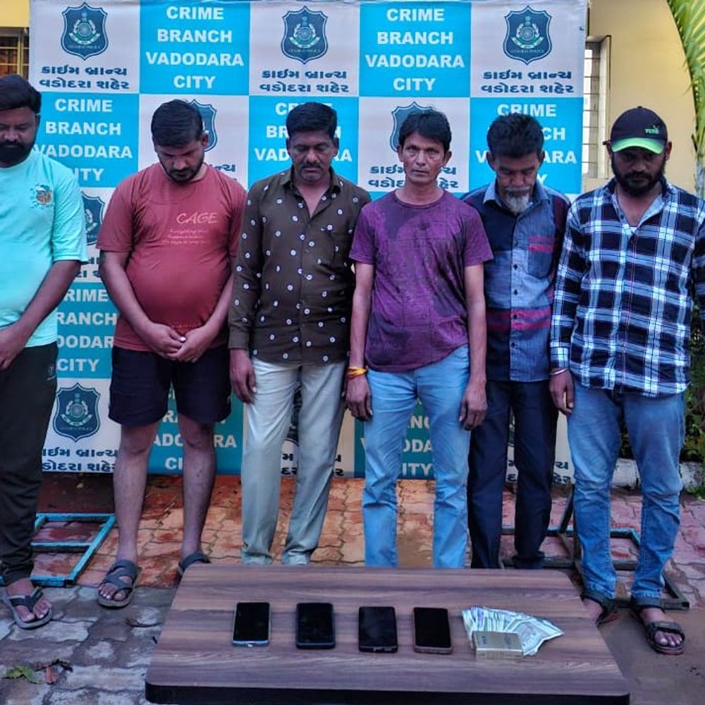 પોલીસે રેડ પાડતા જ જુગારીઓમાં દોડધામ:વડોદરાના સલાટવાડામાં મકાનમાં ચાલતા જુગાર પર ક્રાઇમ બ્રાન્ચનો દરોડો, 6 જુગારીઓ ઝડપાયા