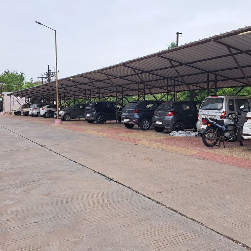 કલેક્ટર કચેરીના સરકારી પાર્કિંગમાં ખાનગી વાહનોનો ખડકલો: અધિકારીઓ-કર્મચારીઓને હેરાનગતિ