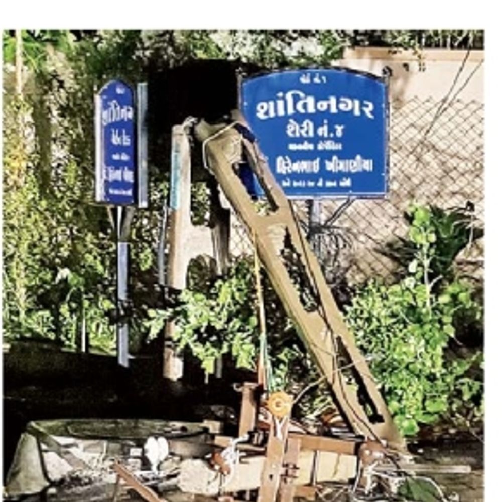 ખનિજચોરી કરતા ટ્રકે 11KV થાંભલો તોડ્યો: પોલીસ કાર્યવાહી નહીં, PGVCLએ દંડ વસૂલ્યો