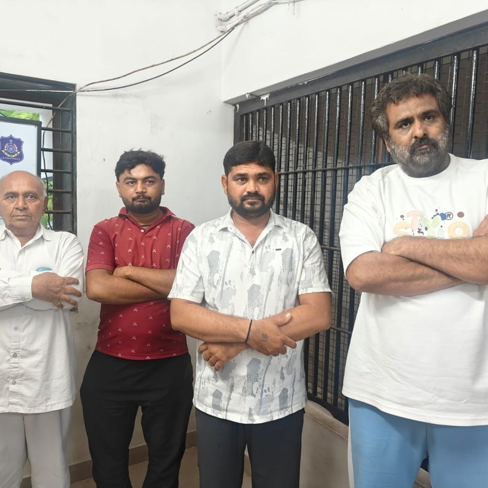 હળવદના ગોકુળનગરમાં મકાનમાં ચાલતા જુગારધામ પર પોલીસનો દરોડા:પોલીસને જોઈ મકાન માલિક ફરાર, પાંચેય આરોપીઓ સામે જુગારધારા હેઠળ ગુનો નોંધાયો