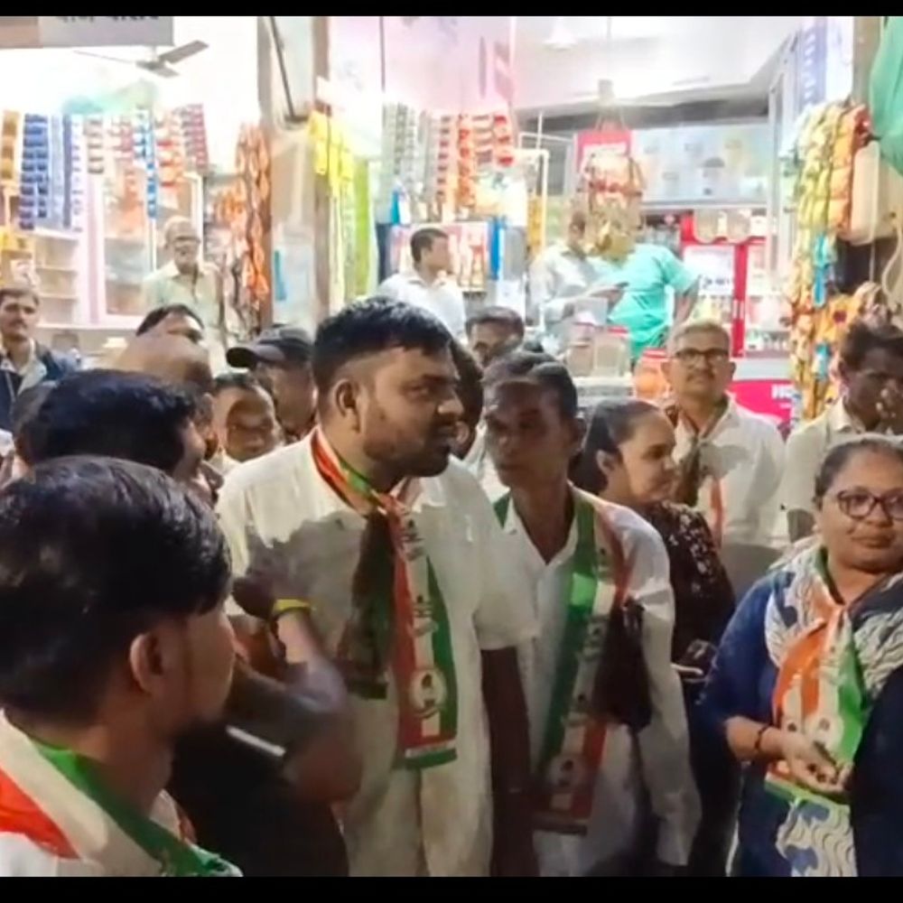 શિક્ષણ મંત્રીના રાજીનામાની ઉજવણી:મહીસાગરમાં કોંગ્રેસના જિલ્લા પ્રમુખ સહિત કાર્યકરોની અટકાયત