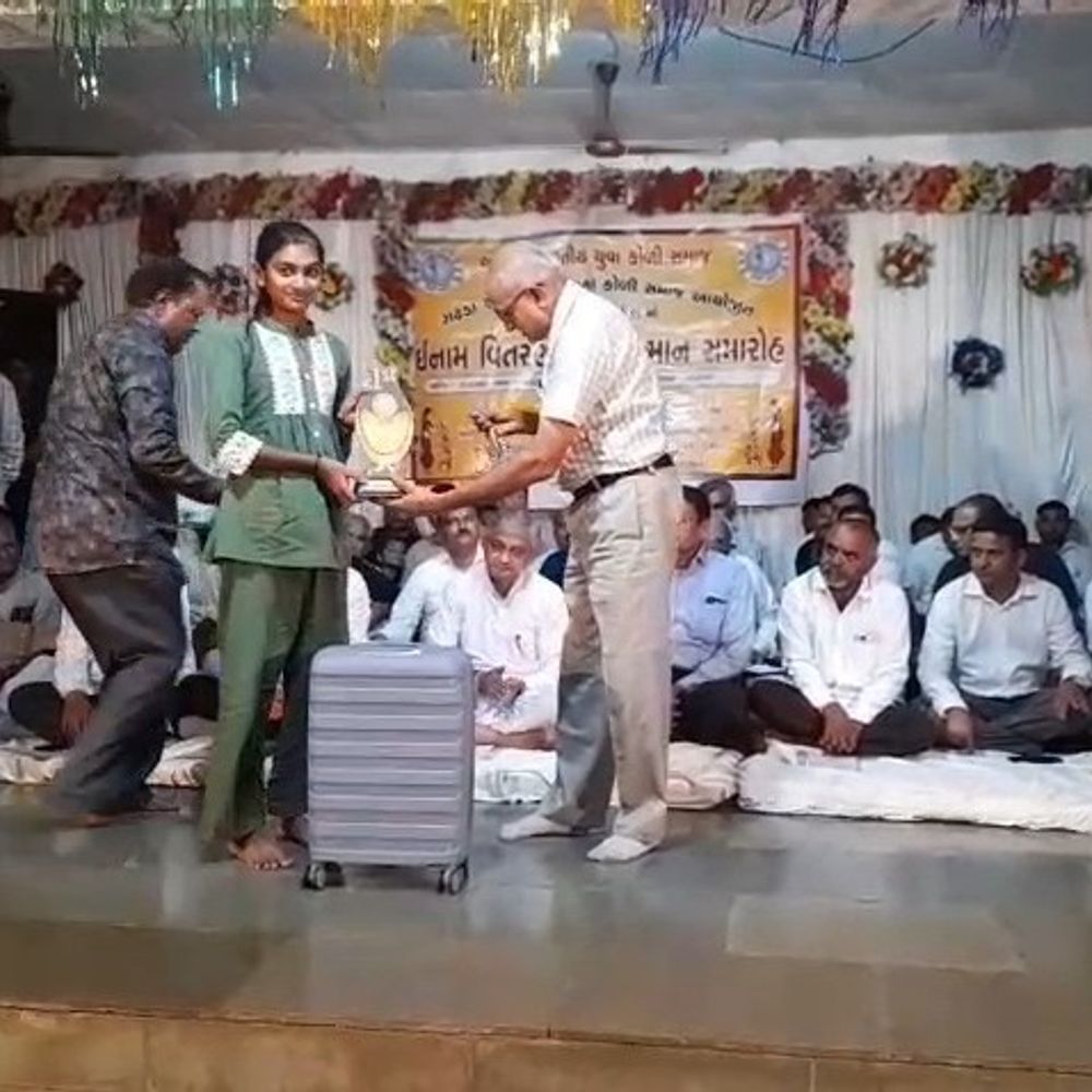 ગઢડા કોળી સમાજનો 13મો ઈનામ વિતરણ સમારોહ:કેબિનેટ મંત્રી બાવળિયા, ધારાસભ્ય મકવાણા ઉપસ્થિત રહ્યા; પ્રતિભાશાળી વિદ્યાર્થીઓનું સન્માન કરાયું