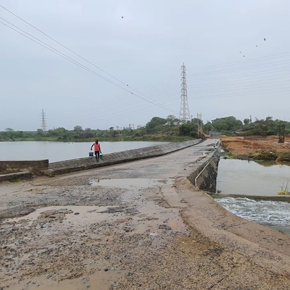 હળવદ-સરા રોડ પર વાહનવ્યવહાર પૂર્વવત થયો:કોઝવે પરથી પૂરના પાણી ઓસરતા તંત્રએ માર્ગ ખુલ્લો મુક્યો