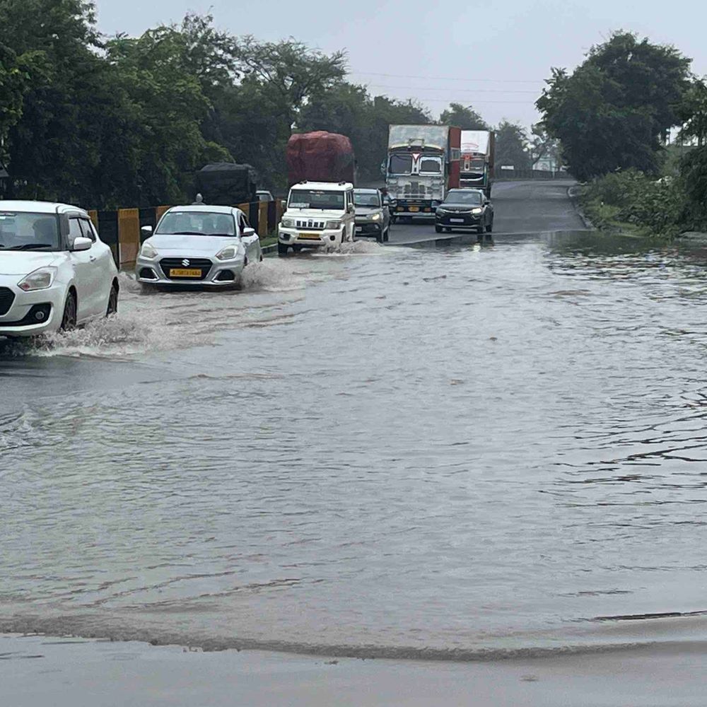 પાલનપુરમાં દોઢ ઇંચ વરસાદમાં નેશનલ હાઇવે પાણીમાં ગરકાવ:આબુ-અમદાવાદ જતાં વાહનચાલકોને ભારે હાલાકી