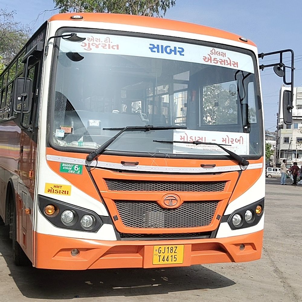 મોરબી ST બસમાં યુવાન મૃત હાલતમાં મળ્યો:મોડાસા રૂટની બસમાં મૃતદેહ મળ્યો, હાથ પર ટેટૂથી ઓળખના પ્રયાસ