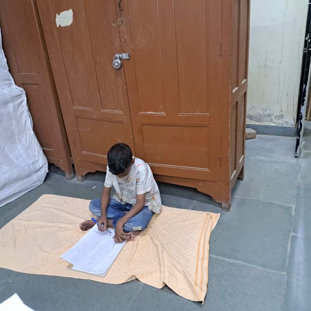 સ્થળાંતર કરતા અનેક શ્રમિક પરિવારોના બાળકો પાયાના શિક્ષણથી વંચિત:આચાર્યે મજૂરના બાળકમાં ભણવાની જીજ્ઞાશા જગાડી હવે સામેથી શીખવા દોડી જાય છે,પિતા શાળાએ મોકલશે