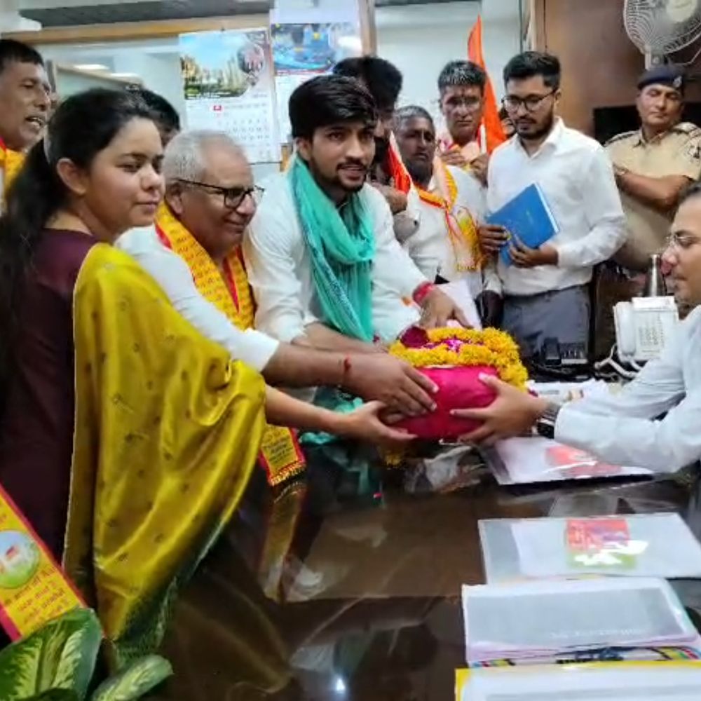 પાટણમાં ગૌભક્તોની રેલી, કલેક્ટરને ગૌપત્ર સુપ્રત કર્યું:ગૌમાતાને રાષ્ટ્રમાતા જાહેર કરવાની તેમજ ગૌહત્યા રોકવા કડક કાર્યવાહીની માંગ