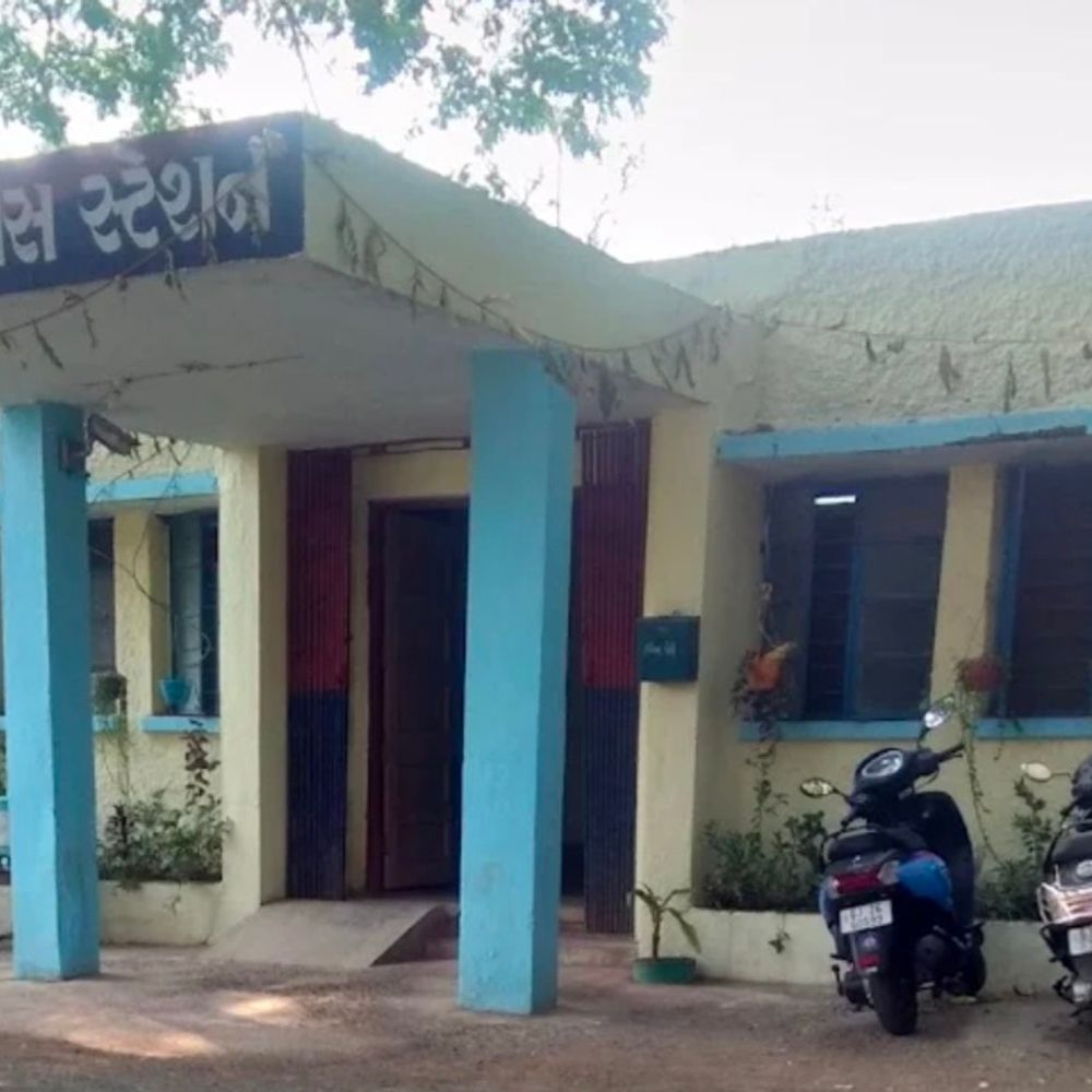 કાકરાપારમાં 15 પશુઓની ગેરકાયદેસર હેરાફેરી:બે આરોપીઓની ધરપકડ અને રૂપિયા 12 લાખનો મુદ્દામાલ સીઝ કરાયો