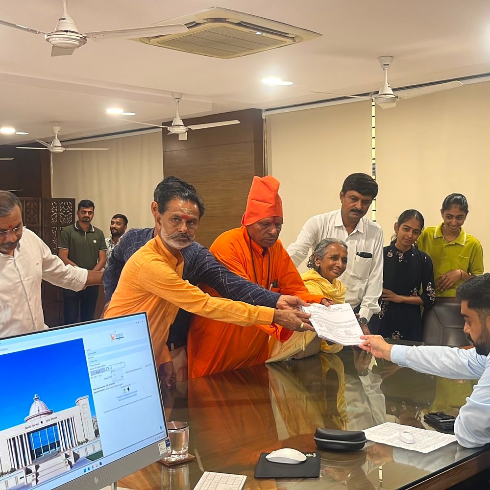 ગૌમાતાને રાષ્ટ્રમાતાનો દરજ્જો આપવા 1.84 લાખ સહીઓ:મોરબી કલેક્ટરને આવેદનપત્ર, ડિજિટલ રેકોર્ડ પેનડ્રાઈવમાં સોંપાયું