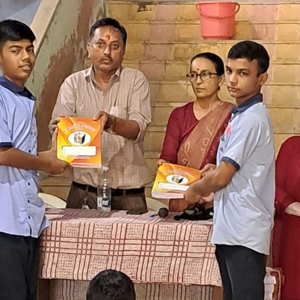 મોરબીમાં ધક્કાવાળી મેલડી માતાજી ટ્રસ્ટની બાળકોને સહાય:સરકારી શાળાના વિદ્યાર્થીઓને 15,000 ચોપડાનું વિનામૂલ્યે વિતરણ