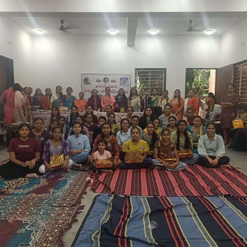 ભરૂચમાં મહેંદી સ્પર્ધા યોજાઈ:ગૌરીવ્રત પૂર્વે પ્રજાપતિ સમાજની 70 બહેનોએ ઉત્સાહભેર ભાગ લીધો, શ્રેષ્ઠ મહેંદી મૂકનારને પુરસ્કારોથી સન્માનિત કરાઈ