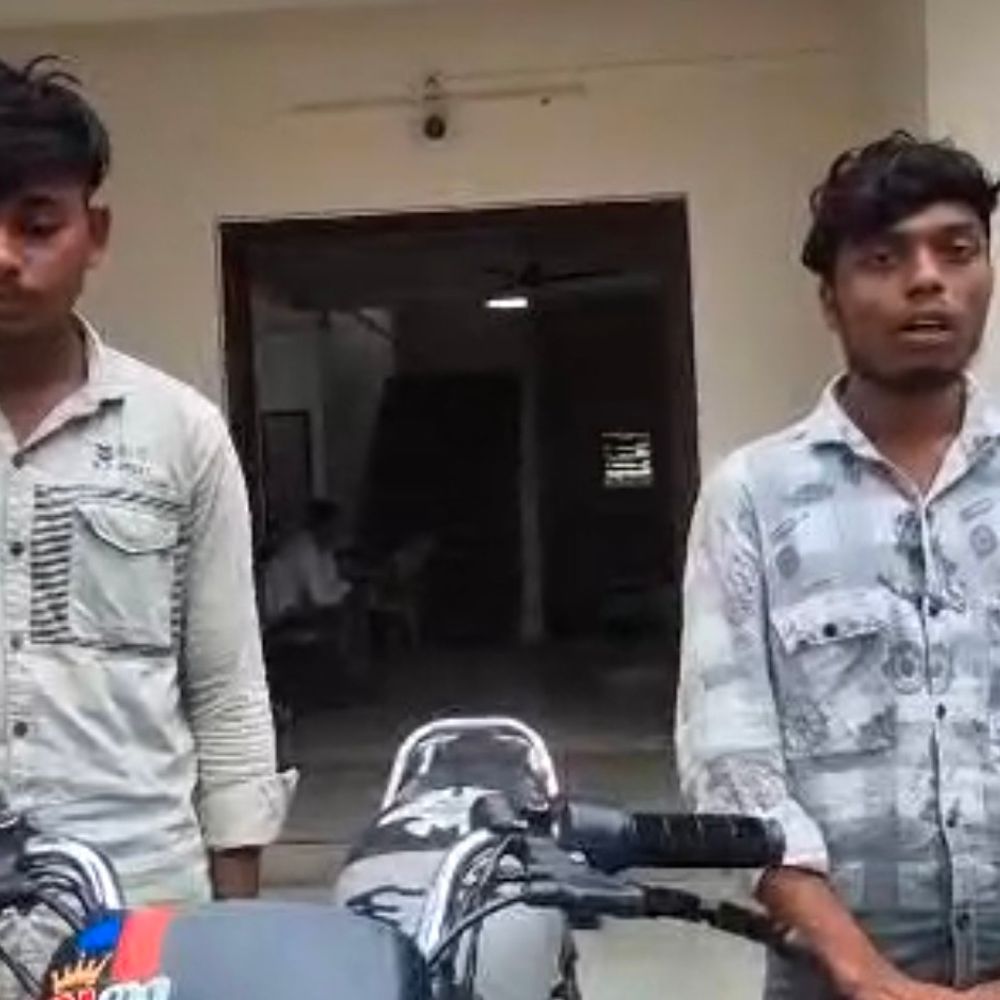 માનગઢ ધાર્મિક સ્થળે બાઇક સ્ટંટનો વીડિયો વાયરલ:પોલીસે બંને યુવકો સામે કાયદેસરની કાર્યવાહી કરતાં અટકાયત કરી