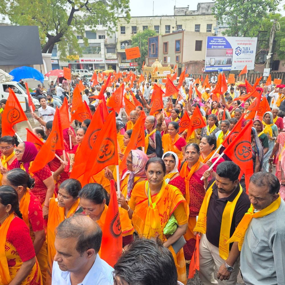 હિંમતનગરમાં ગાયને રાષ્ટ્રમાતા જાહેર કરવા રજૂઆત:સમસ્ત હિન્દૂ સનાતની સમાજે કલેક્ટરને 4.74 લાખ સહીવાળું આવેદનપત્ર આપ્યું
