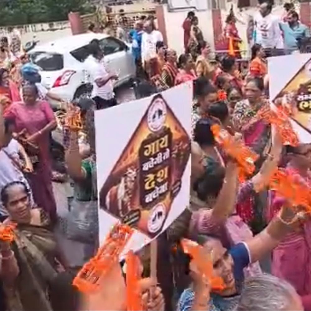 'ગાયનું દૂધ પીને નેતા બન્યા'ને હવે કતલખાને મોકલો છો':ગૌમાતાને 'રાષ્ટ્રમાતા' જાહેર કરવાની માગ સાથે સુરતમાં ગૌભક્તોની વિશાળ રેલી, પોતાના લોહીથી લખેલું આવેદનપત્ર કલેકટરને સોંપ્યું