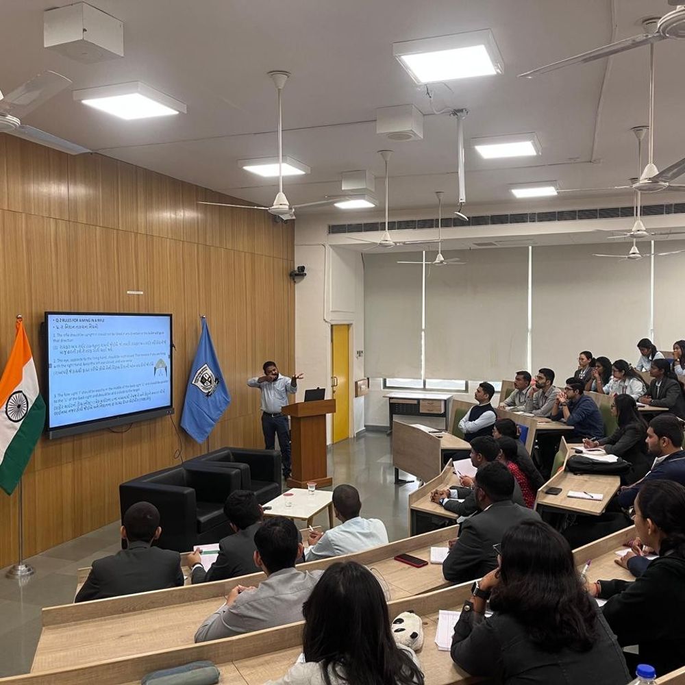 RRUના વિદ્યાર્થીઓને રાઇફલ શૂટિંગની તાલીમ:ગુજરાત સ્ટેટ રાઇફલ એસોસિએશનના સહયોગથી આયોજન, ભવિષ્યના સુરક્ષા પડકારો સામે સજ્જ થતા યુવાનો