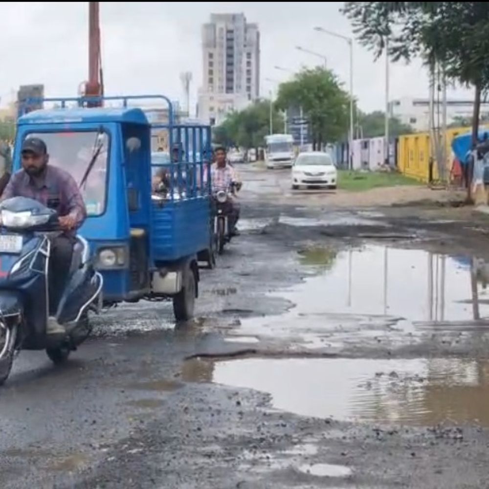 ચારેય ઝોનમાં સર્વે કરી 2700થી વધુ ખાડા શોધાયા:યુદ્ધના ધોરણે કામગીરી, નબળા કામ બદલ કોન્ટ્રાક્ટરને દંડ થશે; નાગરિકોને મનપાના 'આંખ-કાન' બની સહયોગ આપવા અપીલ