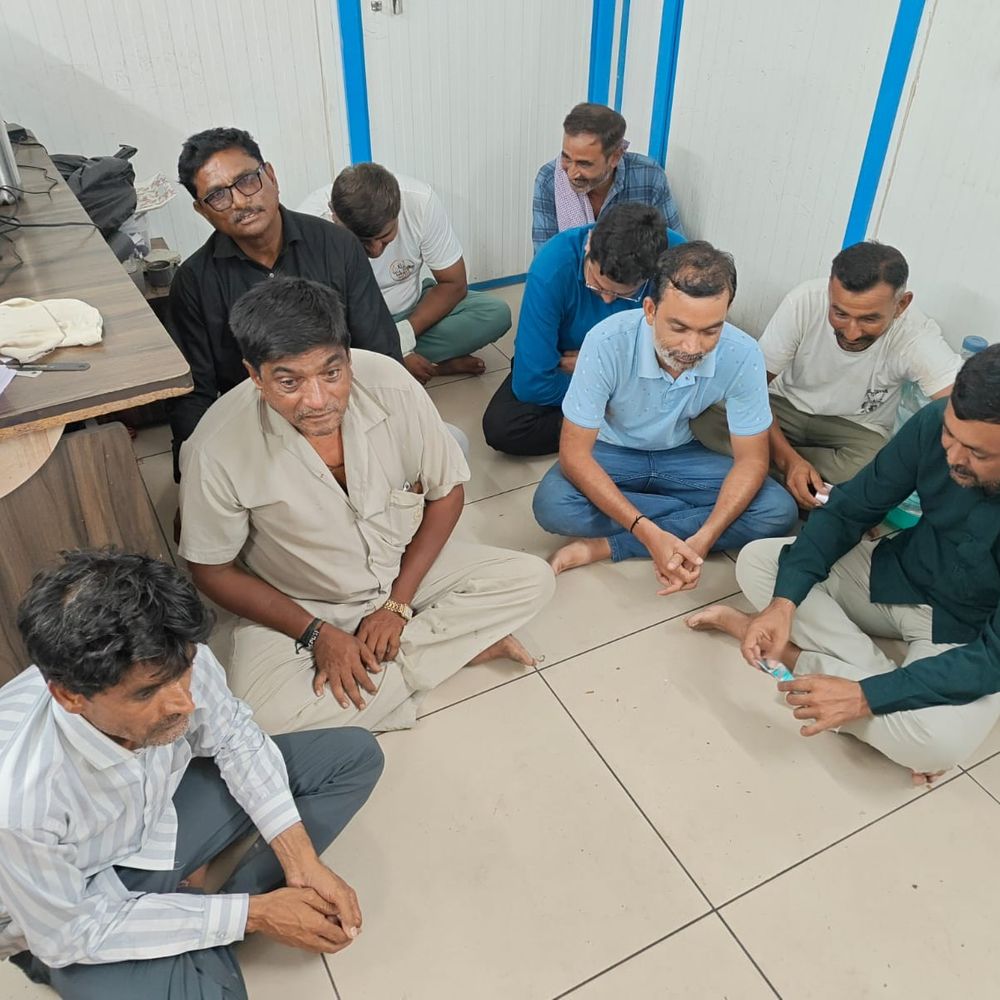 મોરબીના ગાળામાં જુગારધામ ઝડપાયું, 9 જુગારી પકડાયા:રૂ. 2.92 લાખનો મુદ્દામાલ, રોકડ અને 9 મોબાઈલ જપ્ત