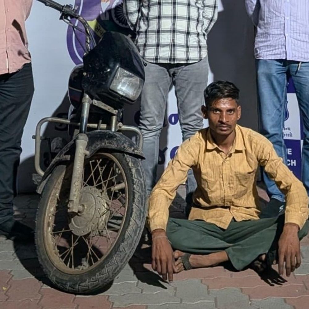 મોરબીમાં 5 વર્ષ જૂની ચોરાયેલી બાઇક ઝડપાઈ:LCB એ નંબર પ્લેટ વગરના શખ્સને પકડ્યો, ચોરીનો ભેદ ઉકેલાયો