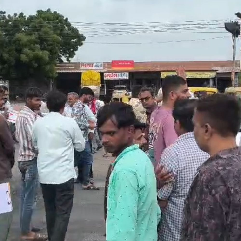 મોરબી-રાજકોટ હાઈવે બિસ્માર, સ્થાનિકોએ રસ્તા રોકો આંદોલન કર્યું:લાંબા સમયથી ખરાબ માર્ગને કારણે વાહનચાલકો પરેશાન