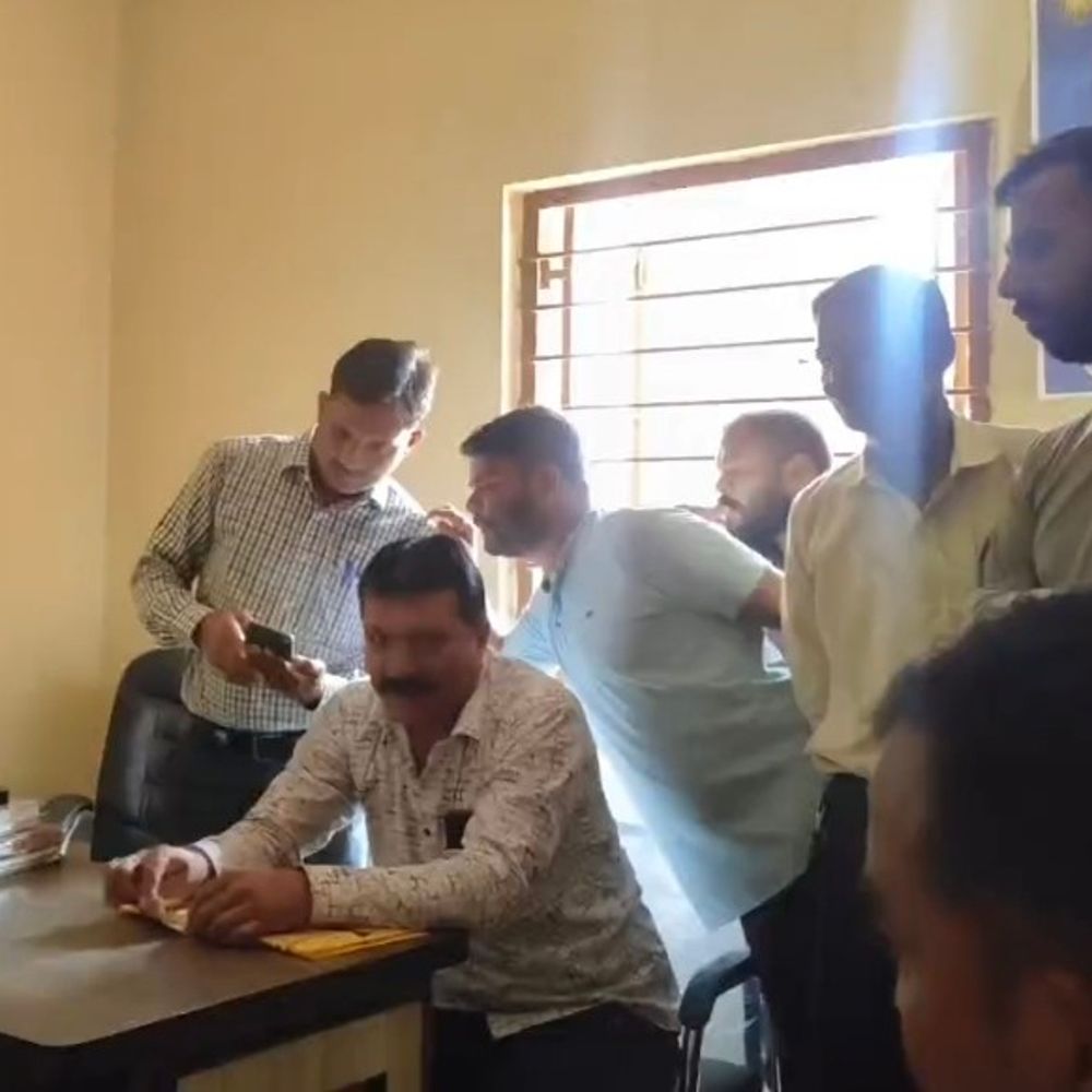પઢીયાર ગામે મહિલાઓએ ગ્રામસભામાં હોબાળો મચાવ્યો:રોડ-રસ્તા સહિત પ્રાથમિક સુવિધાઓના અભાવે આક્રોશ ફાટી નીકળ્યો
