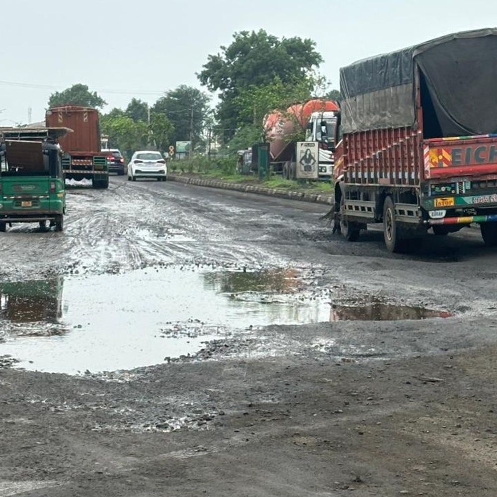લજાઈ ચોકડી પાસે ખરાબ રસ્તાથી કંટાળી સ્થાનિકોનું વિરોધ પ્રદર્શન:ચક્કાજામથી વાહનોની લાંબી કતારો જામી; સહી ઝુંબેશ કરી ઉગ્ર આંદોલનની ચીમકી આપી