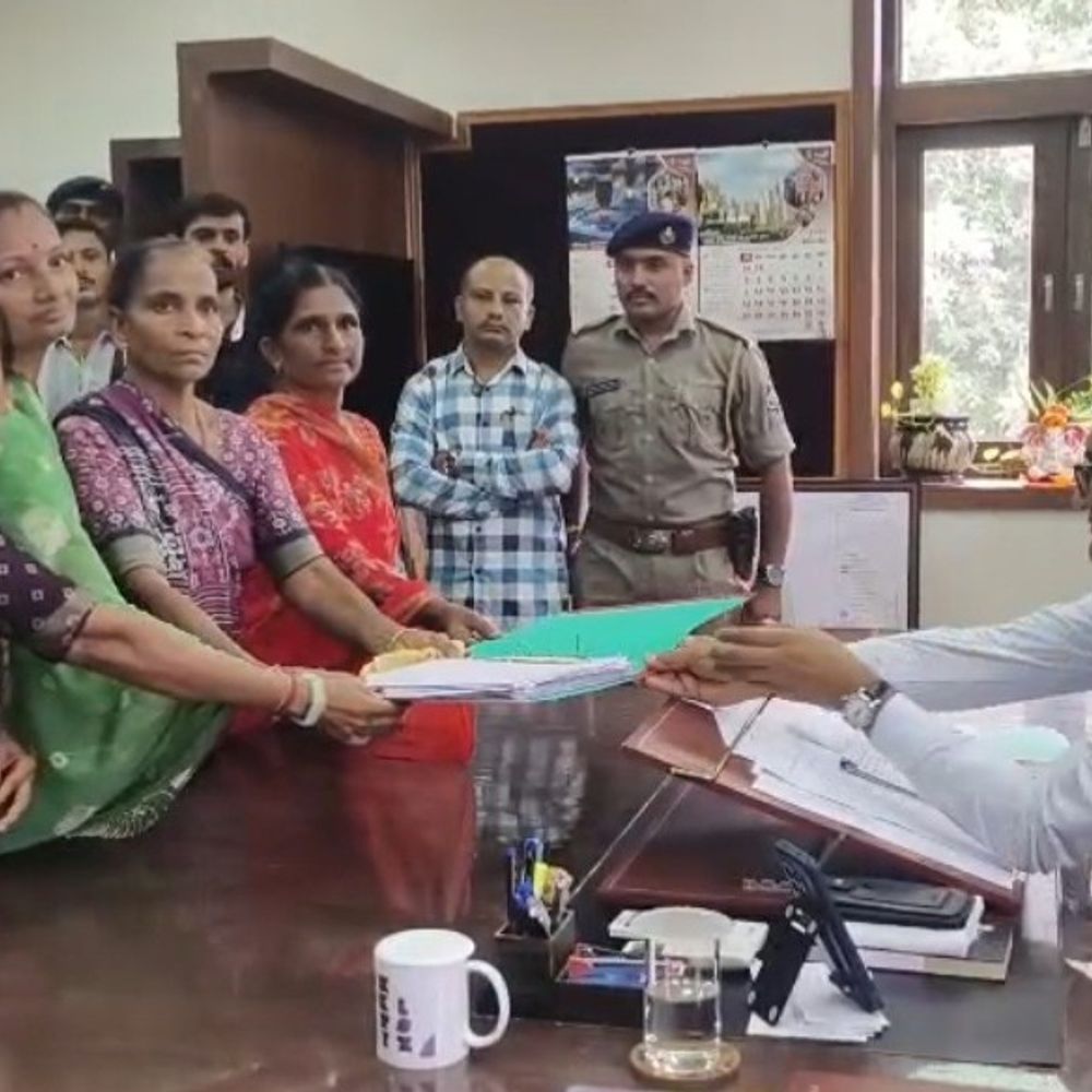 સુરેન્દ્રનગરના ખેડૂતોનો ઉર્જા વિભાગના ઠરાવ સામે વિરોધ:ટ્રાન્સમિશન લાઇન વળતરના નિયમોમાં સુધારાની માગ, રેલી યોજી કલેક્ટરને આવેદન અપાયું