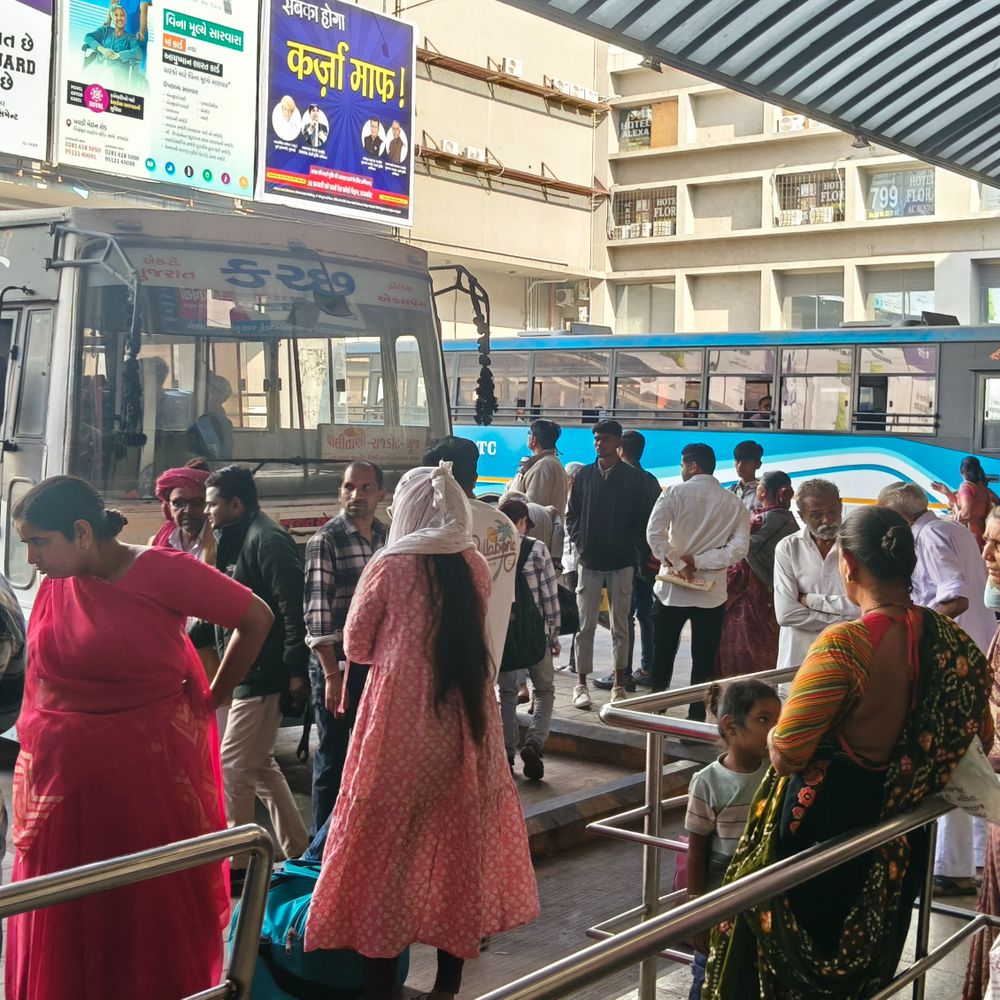 વરસાદને લીધે એસ.ટી.ની 800 ટ્રીપ રદ,36 હજાર મુસાફરોએ મૂશ્કેલી ભોગવી:રાજકોટ, મોરબી, સુ.નગર જિલ્લાની બસો પૂર્વવત, બાવળાવાળો રસ્તો બંધ હોવાથી અમદાવાદની બસો વાયા બગોદરા જતી