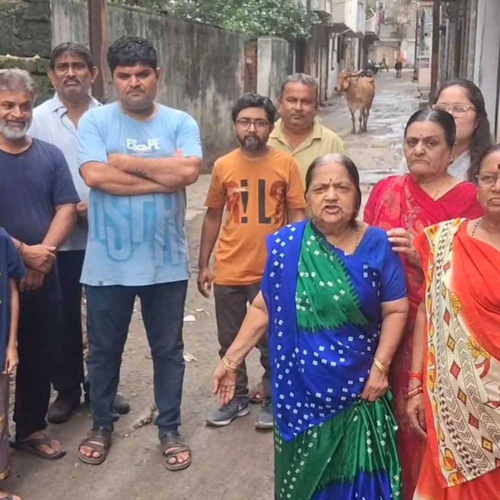 મત જોતા હશે એટલે આવશે અને ત્યારે લોલીપોપ દેખાડશે.:રસ્તા-ગટરની દયનીય સ્થિતિથી નાગરિકો ત્રાહિમામ,સ્થાનિકોએ કહ્યું સ્ટેન્ડિંગ કમિટી ચેરમેન પલ્લવીબેન ઠાકર અહીં પડોશની શેરીમાં જ રહે છતાં આ હાલ,છેલ્લા 4-5 વર્ષથી ખોદકામ કરાયું કામ નહીં