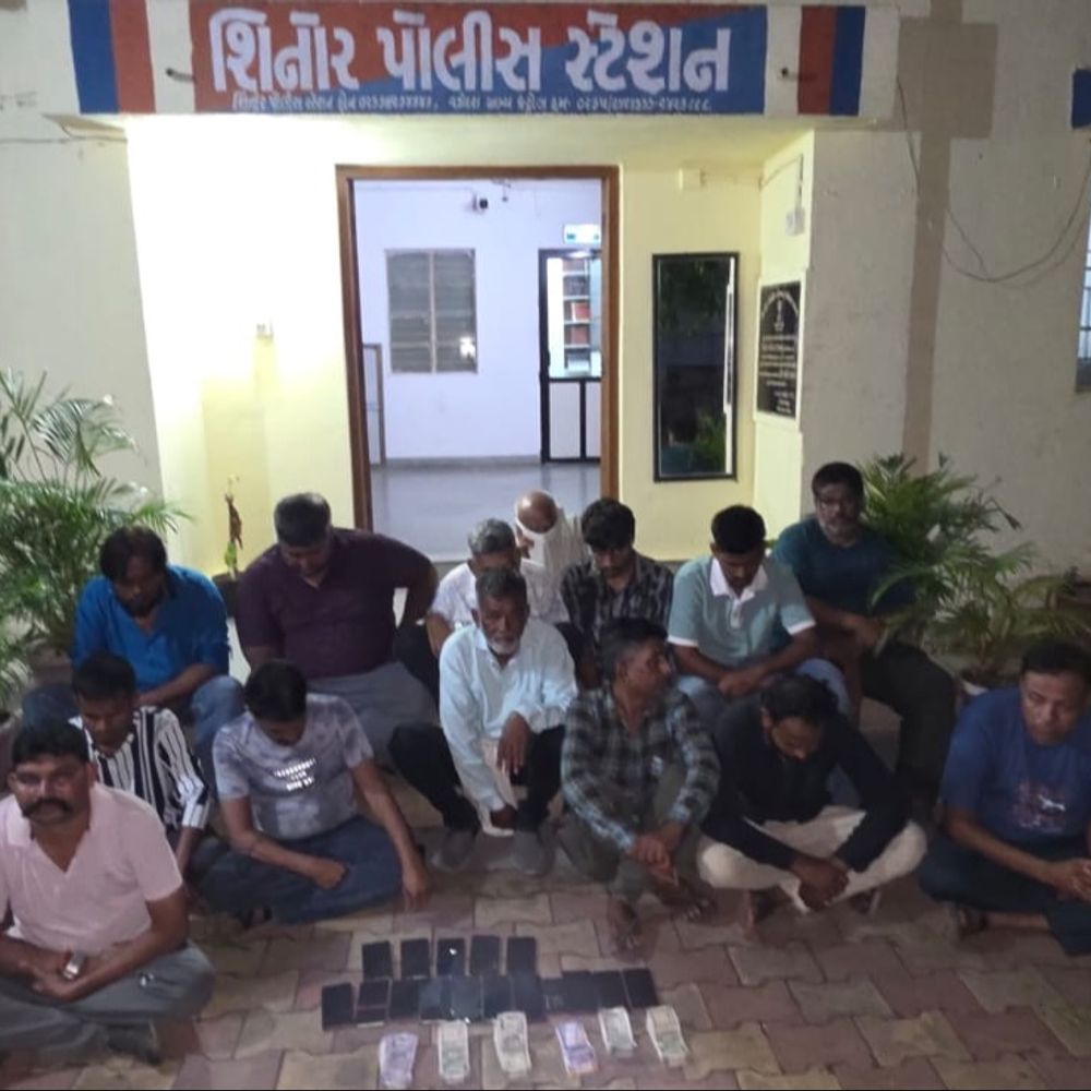 જુગારના અડ્ડા પર પોલીસ ત્રાટકી:વડોદરા જિલ્લાના સાધલી ગામે SMCનો દરોડો, ₹12.71 લાખના મુદ્દામાલ સાથે 14 જુગારીઓ ઝડપાયા; 5 વોન્ટેડ