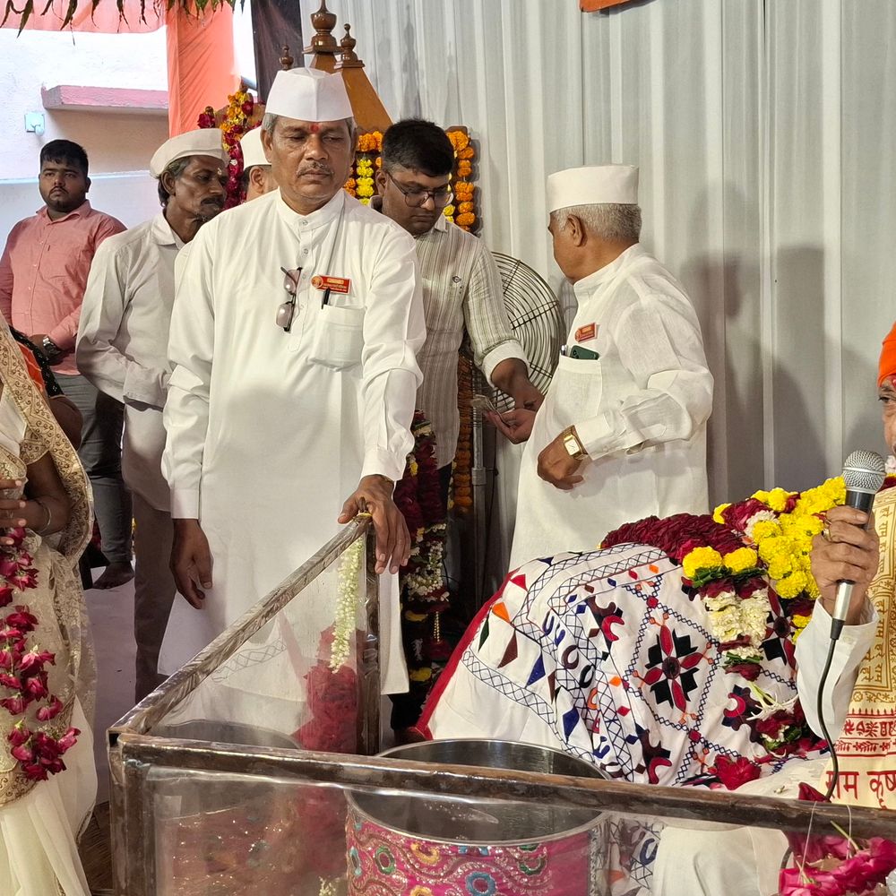 ભરૂચમાં ગુરુપૂર્ણિમાએ સનાતન ધર્મ પરિવાર આશ્રમે ભાવિકો ઉમટ્યા:આશ્રમમાં ભજન-સત્સંગ અને મહાપ્રસાદનું આયોજન, સોમદાસ બાપુએ વ્યસન છોડી સાત્વિક જીવન જીવવાનો સંદેશ આપ્યો