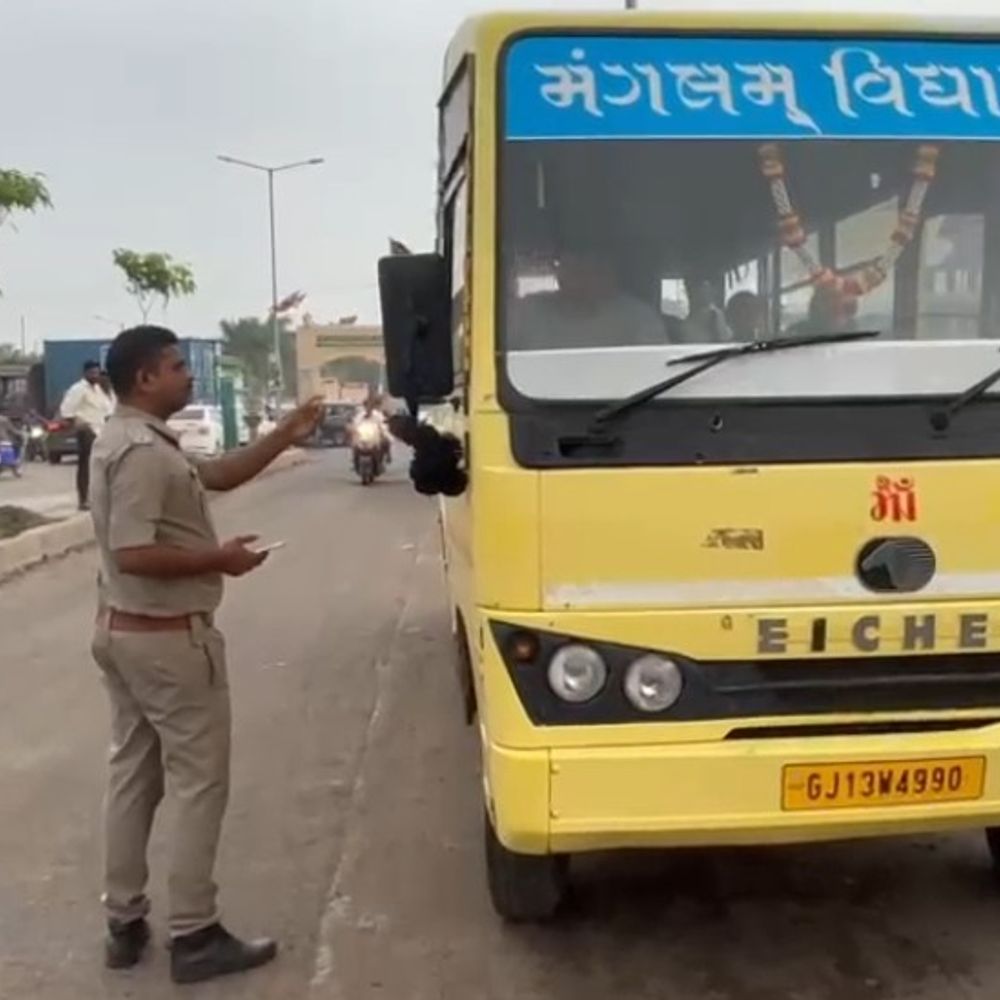 મોરબીમાં ખાનગી સ્કૂલ બસોનું પોલીસ દ્વારા સઘન ચેકિંગ:વારંવાર અકસ્માતો બાદ તંત્ર હરકતમાં, મોરબી-હળવદમાં તપાસ