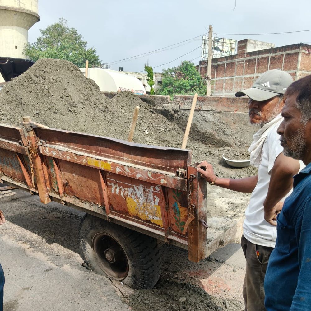 મહેસાણામાં રસ્તાની નબળી કામગીરી: ગટરલાઈન પુરાણ બાદ ટ્રેક્ટર ફસાયું, લોકોને જોખમ