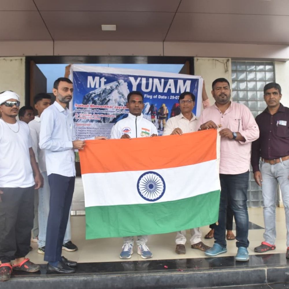 ડાંગના ભોવાન રાઠોડ માઉન્ટ યુનમ સર કરશે:નિવાસી અધિક કલેક્ટરે રાષ્ટ્રધ્વજ સોંપી 20,300 ફૂટ ઊંચા શિખર માટે યાત્રાનો પ્રારંભ કરાવ્યો