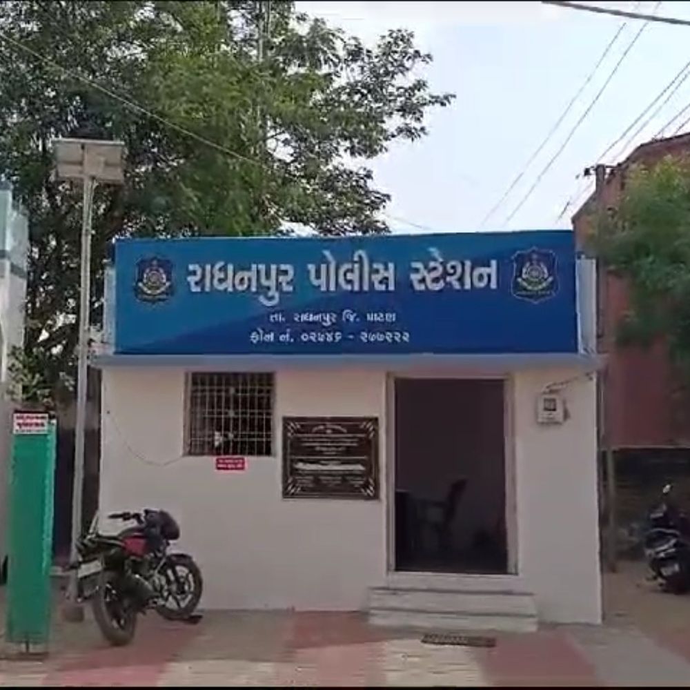 રાધનપુર પોલીસ કચેરીમાં પિતા-પુત્રનો ASI પર હુમલો:આત્મવિલોપનની ચીમકી આપતાં સમજાવટ કરવા જતાં માથું દીવાલ અથડાવ્યું, ત્રણ સામે હત્યાના પ્રયાસનો ગુનો નોંધાયો